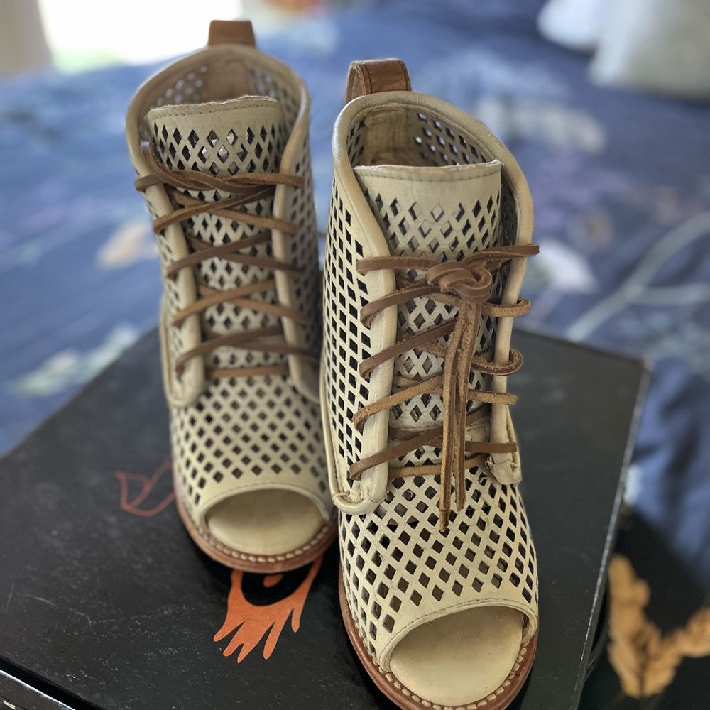 Freebird Women's Lattice Peep-Toe Heeled Boots - Cream and Brown